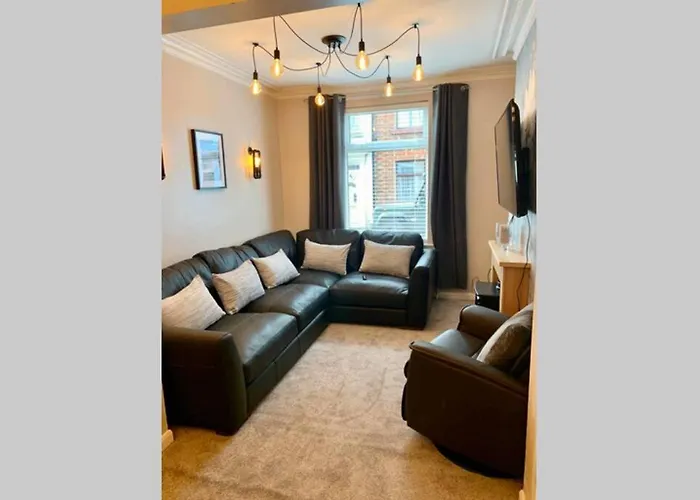 Durham House - Fantastic Location And Great Price In Scarborough